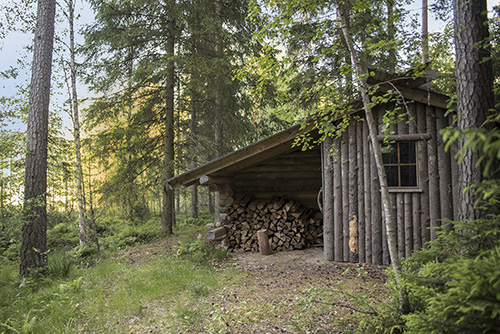 kota ulkoa, laavu, mets&auml;laavu, tulisija, tuli, vuokra, m&ouml;kki, lohja, karjalohja, y&ouml;pyminen laavulla, makkara, grilli, loimulohi